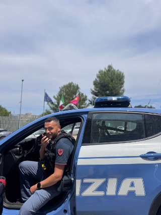 Poliziotto fuori servizio salva tre persone in mare a Villa Rosa